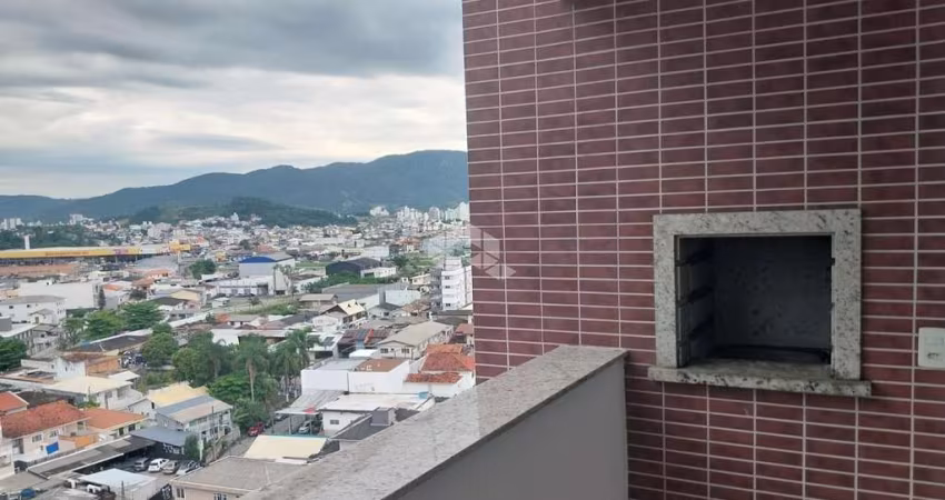 Apartamento 02 dormitorios com suite / sacada com churrasqueira / vista livre