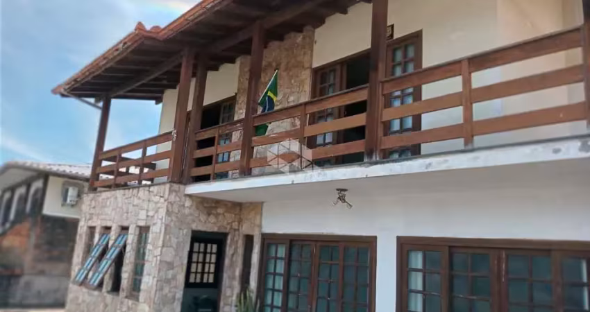 Casa 04 dormitórios com sobrado aos fundos a ser finalizado