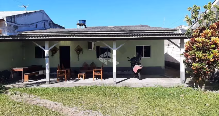Casa 02 dormitórios semimobiliada na praia da pinheira - palhoça - sc.