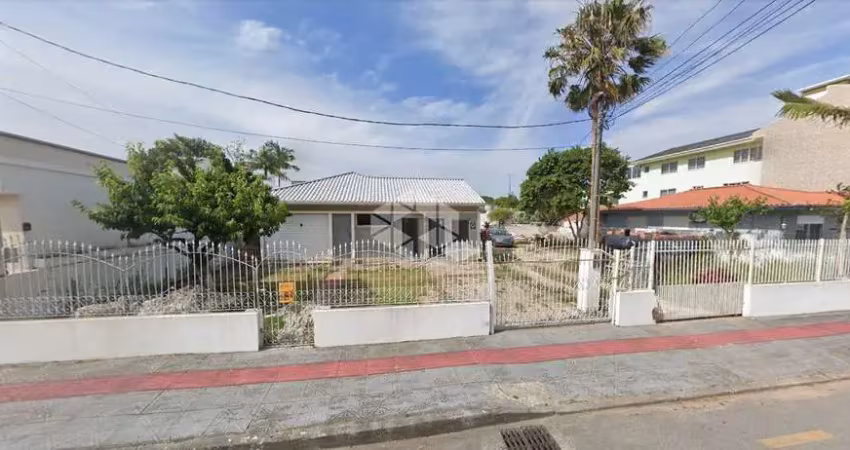 Terreno de 825m² com 2 casas no balneário - ideal para investimento!