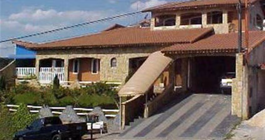 Linda casa com 4 suites e piscina