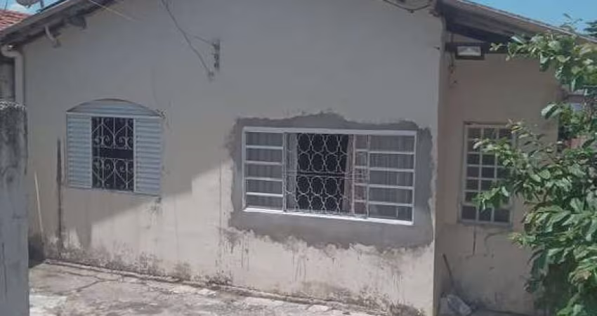 Casa com 2 Quartos e Quintal Espaçoso no Jardim São Cristóvão