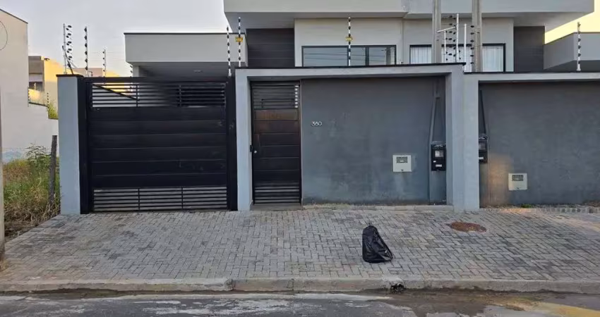 Viva o melhor em campinas: casa espaçosa com pé direito alto e lazer completo!