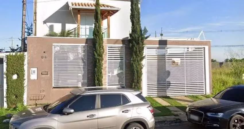 Seu novo lar: sobrado com piscina, churrasqueira e pé de jabuticaba!