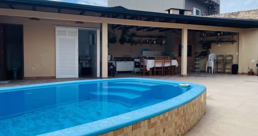 Casa na Praia de Matinhos-PR c/ Piscina