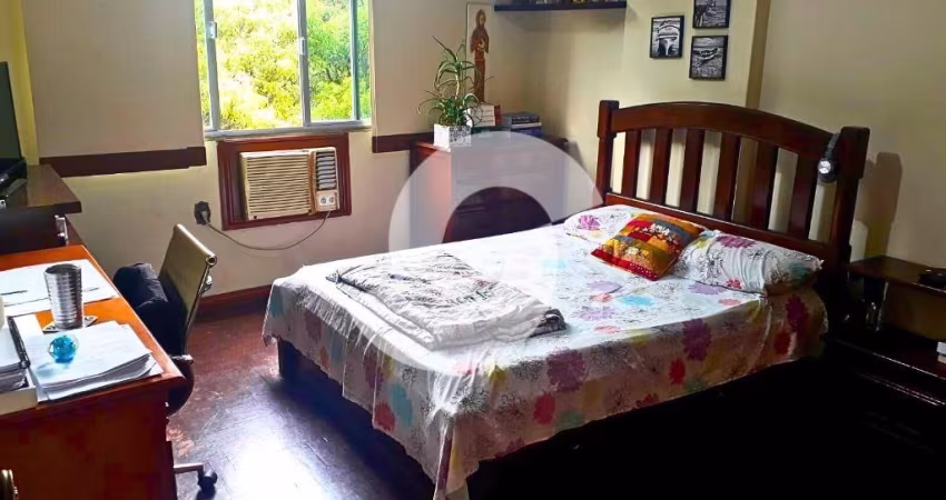 Excelente oportunidade de morar em um apartamento espaçoso e bem localizado em Icaraí, com vista livre para o Campo de São Bento e cercado por uma ampla gama de comércios