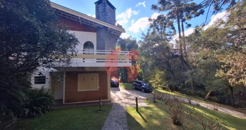 Casa a venda no Centro de Campos do Jordão com 4 quartos e 6 vagas de garagem com 166m²