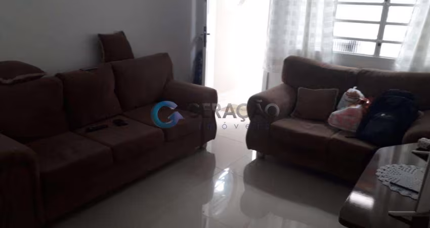 Casa térrea reformada de 02 Dorm. - 80,00m² no Jardim das Industrias