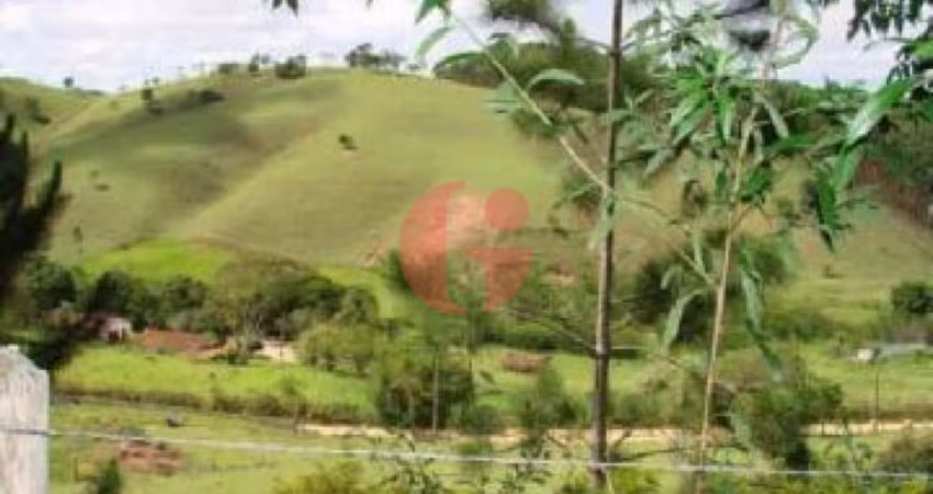 Terreno com casa com 30.000 m2 no bairro do Grama em Paraibura