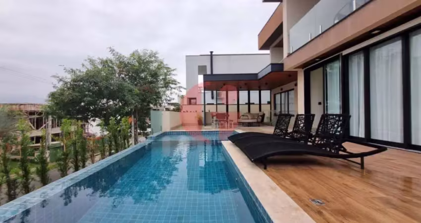 Casa assobradada à venda com 04 dormitórios sendo 04 suítes- No bairro Urbanova