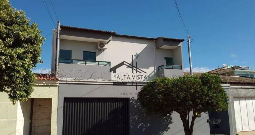 Sobrado com 4 dormitórios à venda, 239 m² por R$ 950.000 - Alto Umuarama - Uberlândia/MG