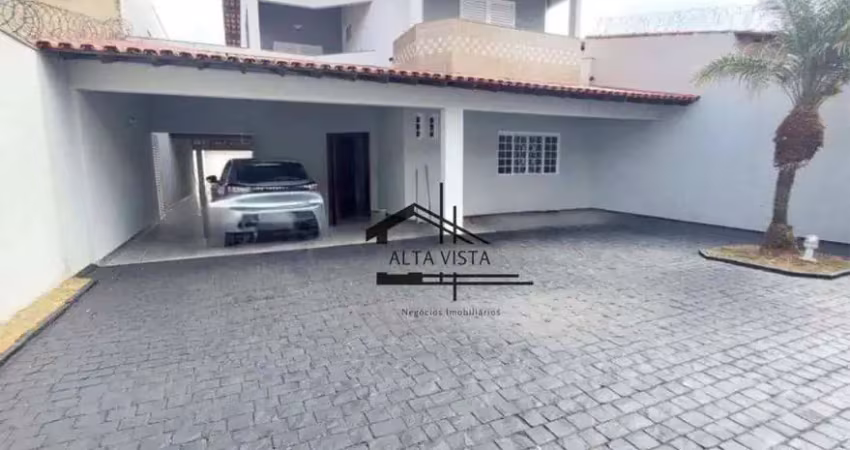 Sobrado com 3 dormitórios à venda, 293 m² por R$ 770.000 - Umuarama - Uberlândia/MG
