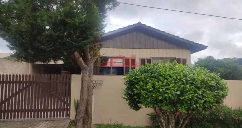Casa de madeira para locação, 3 quartos – conforto, praticidade e localização privilegiada!