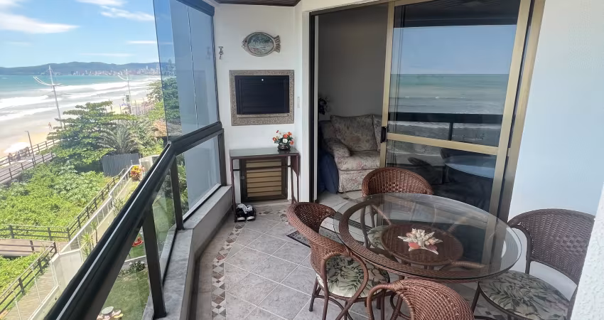 Apartamento beira mar em itapema! totalmente mobiliado e praia privativa.