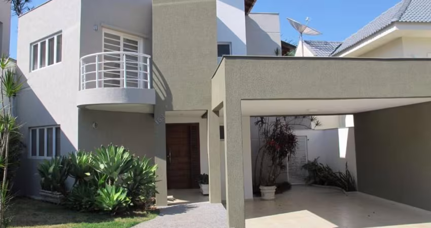 Casa a Venda em Condomínio Fechado, 300m&#178; de àrea Total (3 Dormits. sendo 1 suíte).