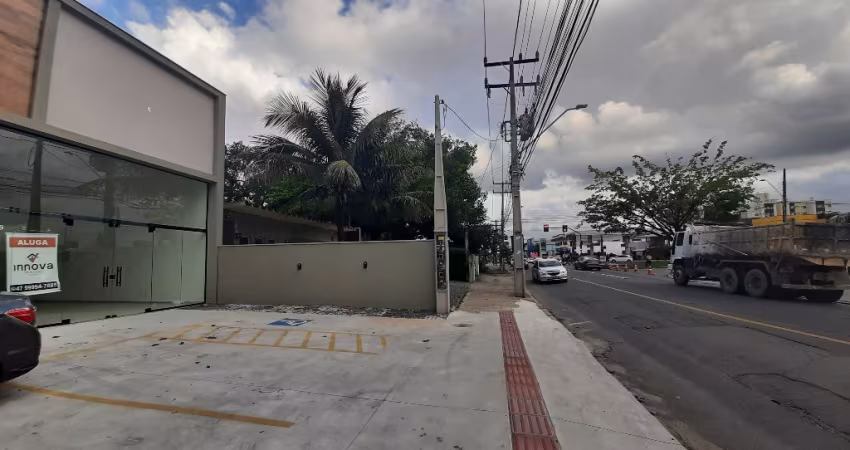 Alugo Sala Comercial Térrea com 105m2, C/ BWC,  ESTACIONAMENTO Bairro Guanabara, Joinville - SC