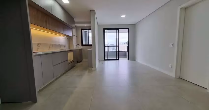 Apartamento para locação anual, semimobiliado, com 3 quartos (sendo uma suíte), 2 vagas de garagem, essenza residencial, no bairro centro, itajaí-sc