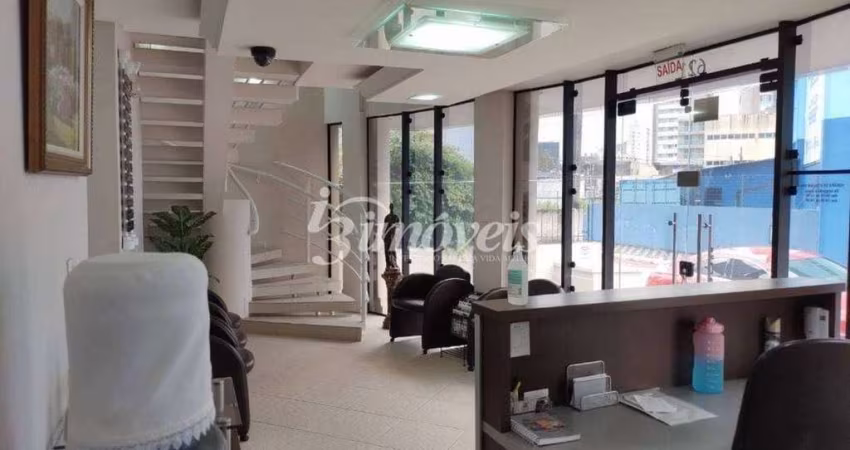 Prédio comercial para Aluguel anual com 2 pavimentos, com 225m² , localizado na rua Almirante Barroso, uma das principais ruas do centro de Itajaí.