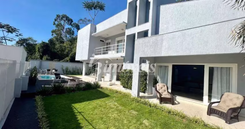 Sobrado alto padrão e semimobiliado à venda, 3 quartos sendo 2 suítes, 5 vagas, bairro cabeçudas, itajaí-sc