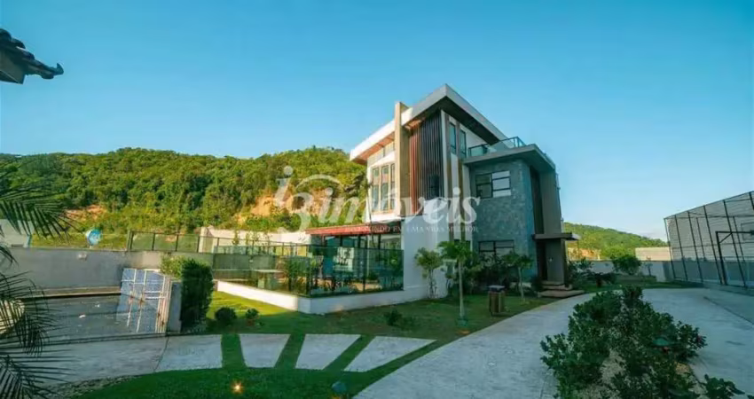 Casa alto padrão em condomínio fechado à venda, mobiliada, com 3 suítes, 4 vagas, bairro ressacada, itajaí-sc