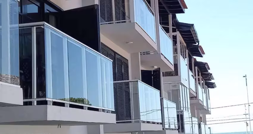 Sobrado triplex á venda, 3 quartos sendo 2 demi suíte com varanda, 2 vagas de garagem, residencial village cabeçudas, bairro cabeçudas, itajaí-sc