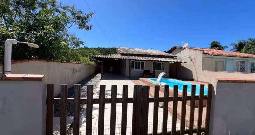 Casa à venda 3 quartos, 2 banheiros, área de festa com churrasqueira, e piscina. morrinhos, bombinhas/sc
