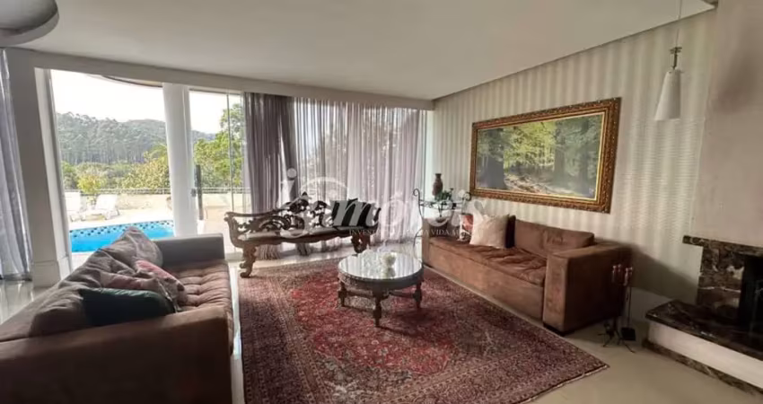 Casa em condomínio fechado para locação anual, mobiliada, decorada e equipada, com 5 quartos (sendo 4 suítes), 6 vagas de garagem, no bairro ariribá, balneário camboriú-sc