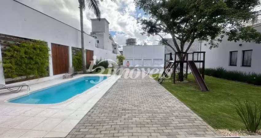 Casa mobiliada à venda ou locação, com piscina, jardim e quadra esportiva, 3 suítes, 7 vagas, bairro centro, itajaí-sc