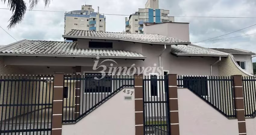Casa para locação anual semimobiliada, com 3 quartos (sendo uma suíte), 2 vaga de garagem, no bairro dom bosco, itajaí -sc