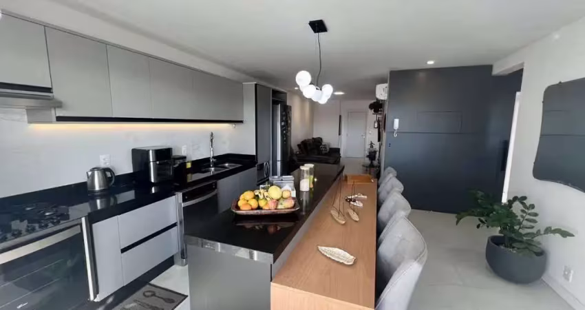 Apartamento semimobiliado à venda com 3 quartos sendo 1 suíte e 2 vagas privativas, centro, navegantes