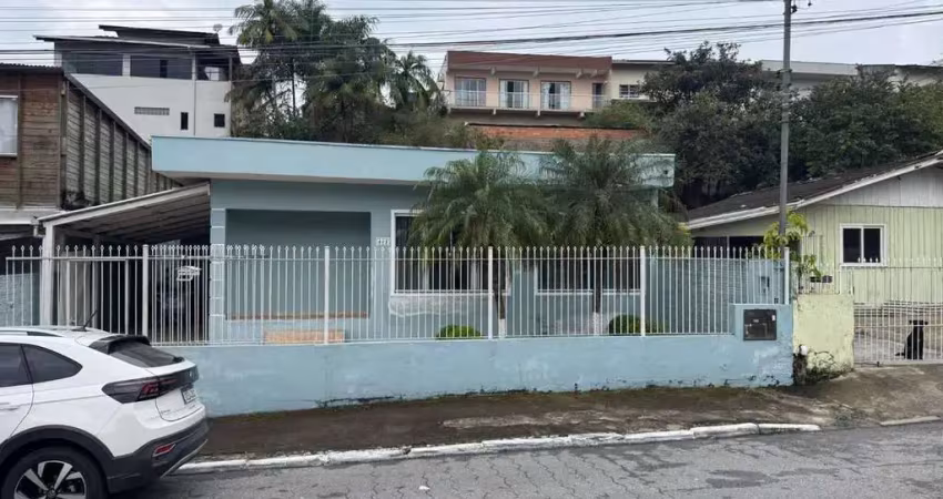 Casa à venda, com 3 quartos, vaga para três carros, no bairro fazenda, itajaí sc