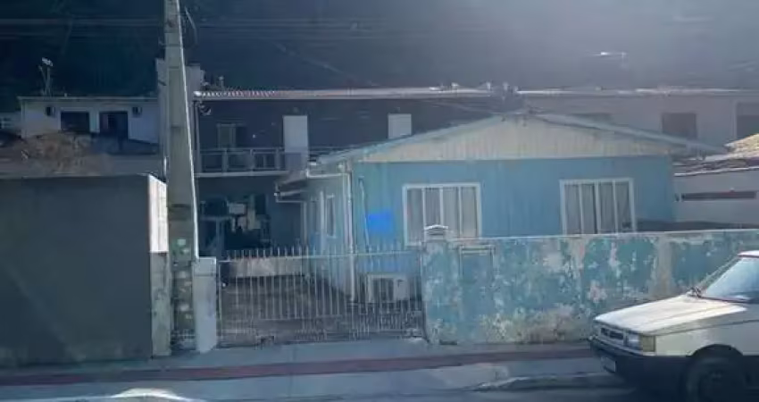 Casa a venda - 2 casas e 2 kitinets em um mesmo terreno no bairro fazenda em itajaí - sc.