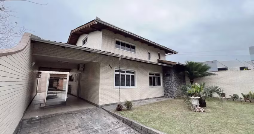 Casa semimobiliada à venda, com piscina e quintal, 4 quartos sendo 1 suíte, 5 vagas, bairro são judas, itajaí-sc