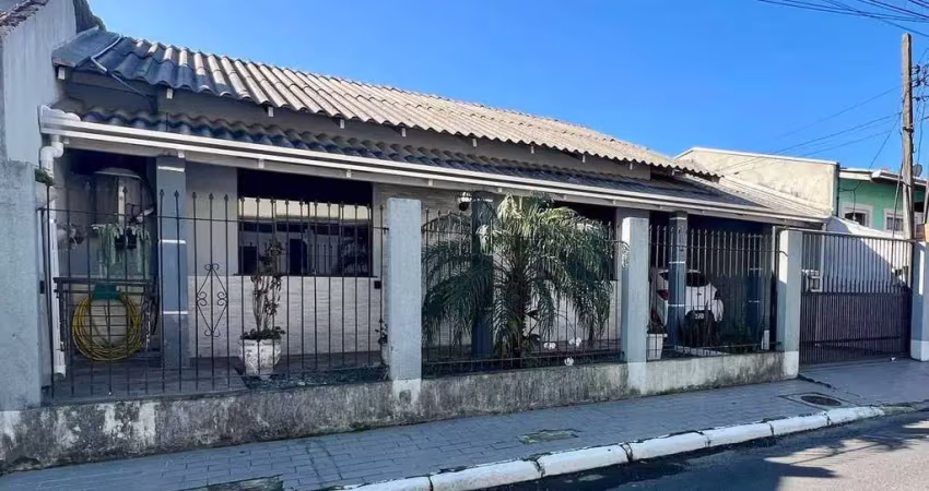 Casa à venda, com 3 quartos, 2 banheiros, 2 vagas de garagem, bairro são joão, itajaí sc