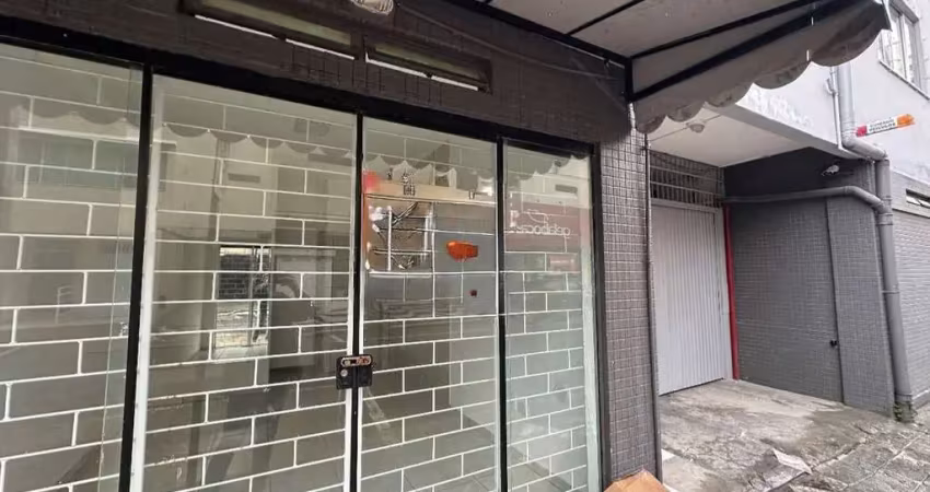 Sala / loja, para locação anual, 22m² ,bairro centro , balneário camboriú-sc, com visibilidade de quem passa.