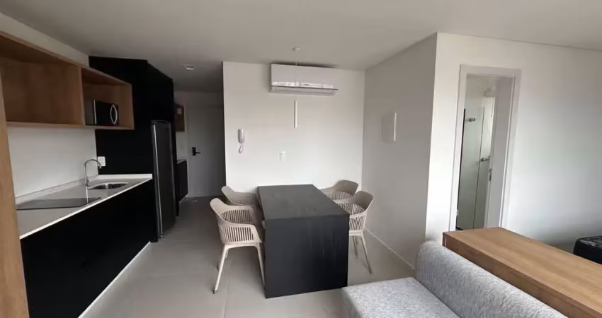 Apartamento loft para locação anual totalmente mobiliado e equipado, 1 vaga de garagem, edifício 4sete, no bairro centro, itajaí-sc