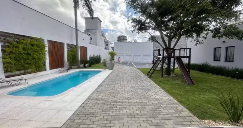 Casa mobiliada à venda ou locação, com piscina, jardim e quadra esportiva, 3 suítes, 7 vagas, bairro centro, itajaí-sc