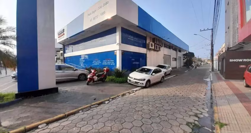 Sala comercial para locação anual com 450m² privativos, sendo 320m² no térreo e 130m² no andar superior, no bairro são joão, itajaí-sc.