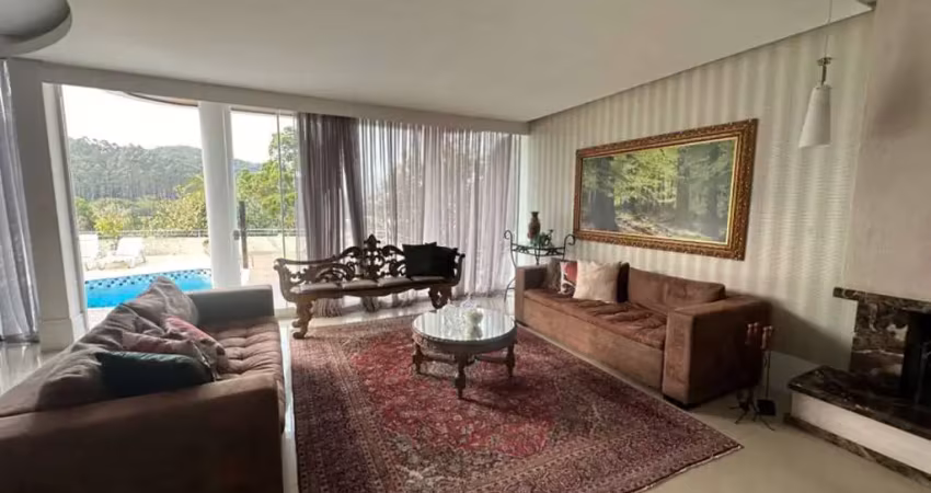 Casa em condomínio fechado para locação anual, mobiliada, decorada e equipada, com 5 quartos (sendo 4 suítes), 6 vagas de garagem, no bairro ariribá, balneário camboriú-sc