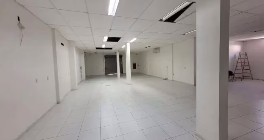 Perfeito para a sua empresa, sala para locação anual de esquina no centro de itajaí/sc com grande visibilidade de quem passa.