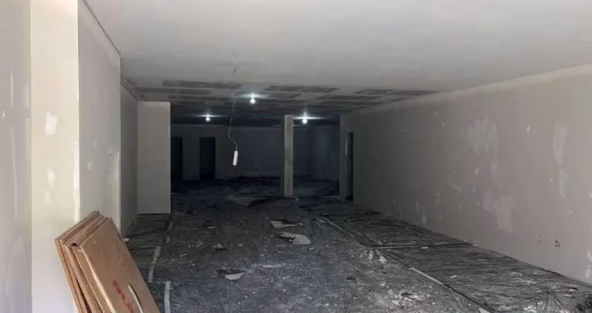 Perfeito para a sua empresa, sala para locação anual na praia brava em/sc com grande visibilidade de quem passa.