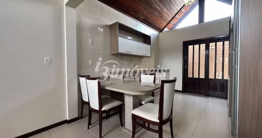 Casa para locação anual semimobiliada, com 2 quartos (sendo 1 suite e 1 demi suíte), 1 vaga de garagem, no bairro são joão, itajaí -sc