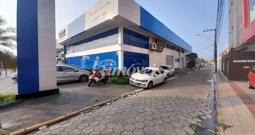 Sala comercial para locação anual com 450m² privativos, sendo 320m² no térreo e 130m² no andar superior, no bairro são joão, itajaí-sc.