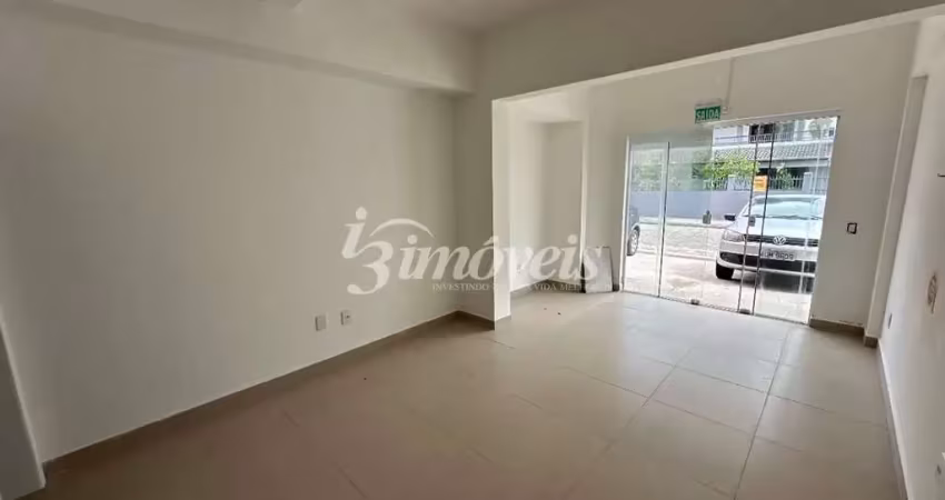 Sala / loja, para locação anual, 20m² ,bairro centro , navegantes-sc, com grande visibilidade de quem passa.