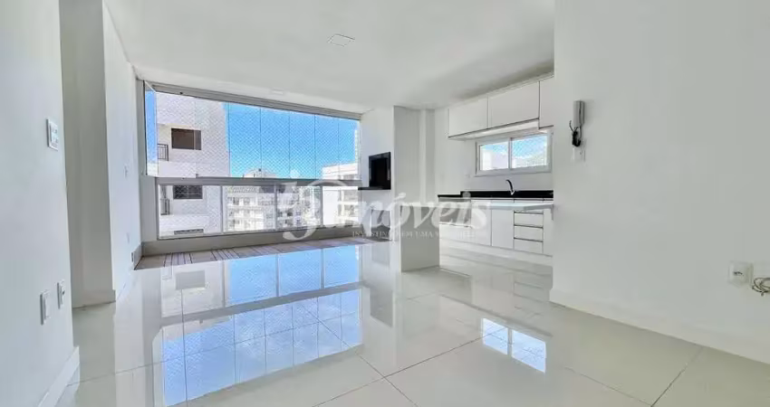 Apartamento semimobiliado para locação, 2 quartos sendo 1 suíte, 2 vagas de garagem, residencial porto januária, bairro fazenda, itajaí-sc
