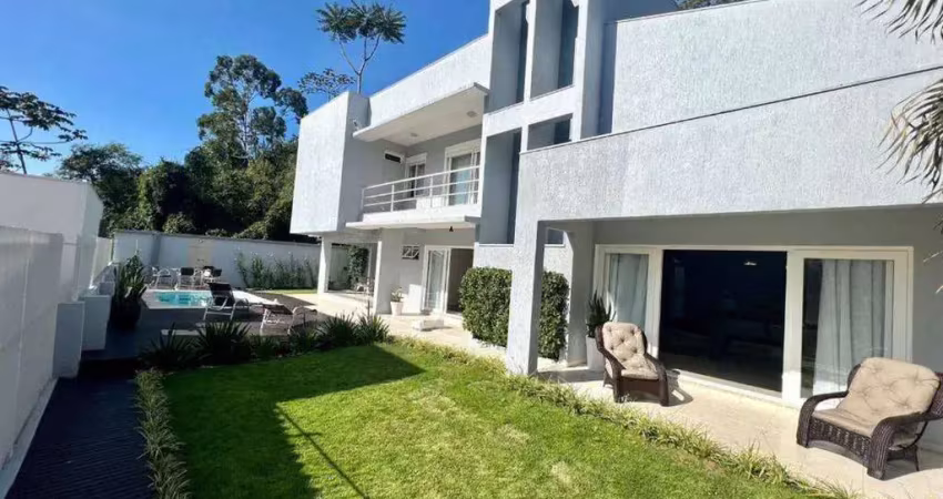 Sobrado alto padrão e semimobiliado à venda, 3 quartos sendo 2 suítes, 5 vagas, bairro cabeçudas, itajaí-sc