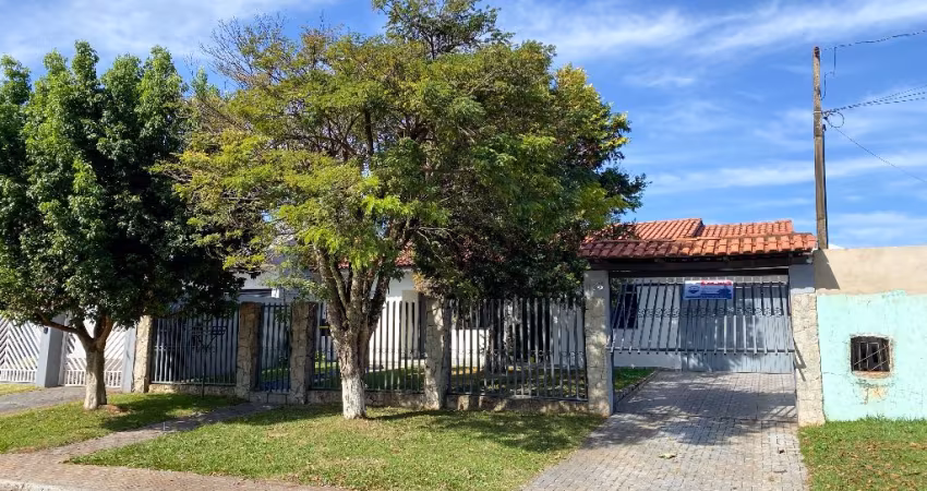 Oportunidade Imperdível: Ampla Casa com 3 Quartos e 6 Vagas no Alto Alegre!