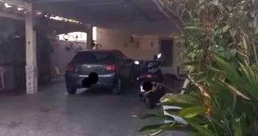 Casa à Venda no Estuário, Santos  3 Quartos, Suíte, Área Gourmet e Garagem para 6 Carros