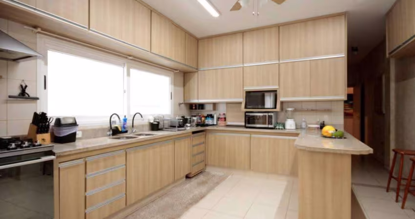 Lindo imóvel em um dos mais charmosos residenciais de Alphaville, com 850m² de área de terreno e 980m² de área construíd