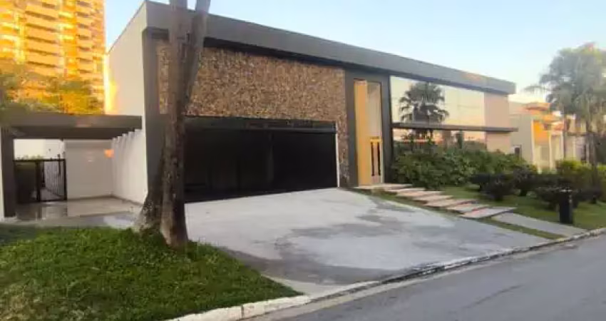 Venha visitar com sua família esta mansão espetacular com praia artificial e um lago cheio de carpas na sala